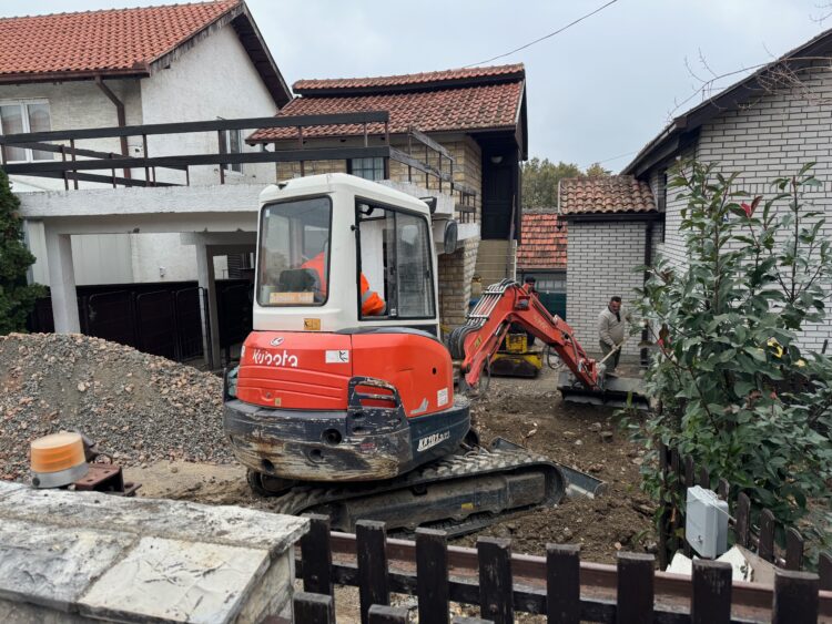 Mini bager u akciji – iskop u urbanom dvorištu u Beogradu