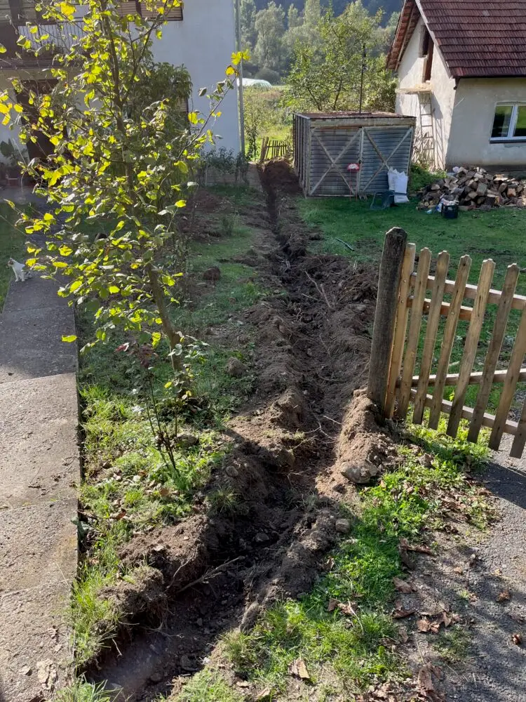 kopanje kanala za vodu i struju u dvorištu mini bagerom