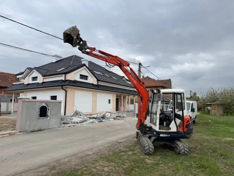 Rušenje stare betonske ograde mini bagerom Kubota ispred porodične kuće